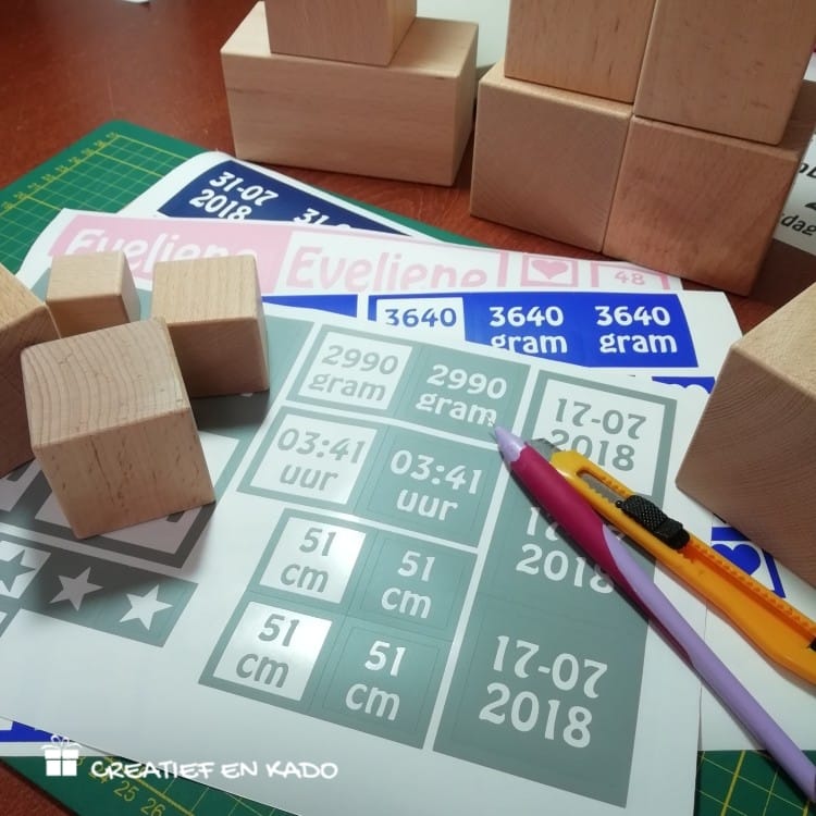 stickers voor een houten blokken geboorte toren
