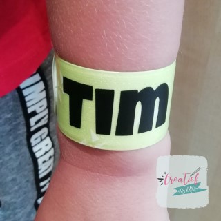 klaparmband met naam om een arm