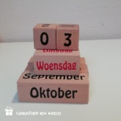 eeuwig durende houten kalender gestapeld