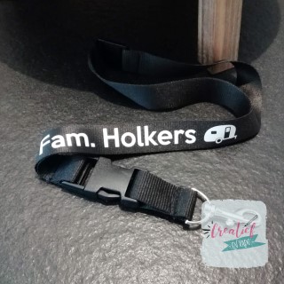 zwart keycord met familie naam en caravan