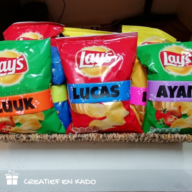klaparmband met naam om een zakje chips