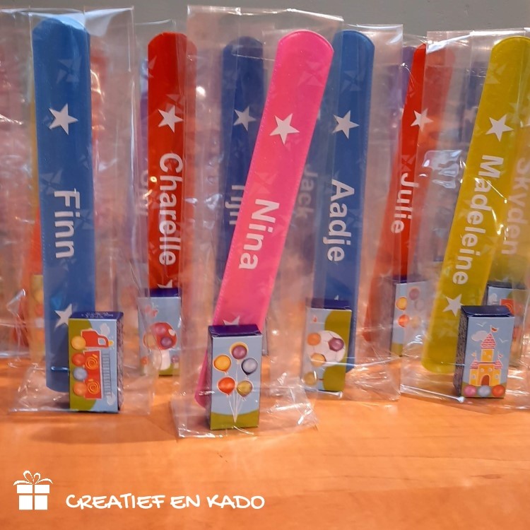 klaparmband gekleurd met naam