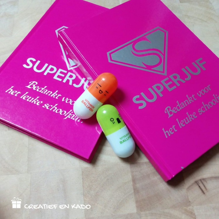 vitamine capsule pen, notitieboek superjuf roze