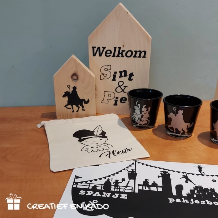houten huisjes Sinterklaas, theelichtjes Sinterklaas, pepernoten zakje met naam, raamsticker pakjesboot