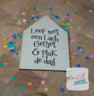 houten kaart huisje, Leef met een lach Geniet en pluk de dag