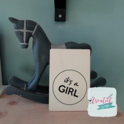 houten wenskaart It's a girl open
