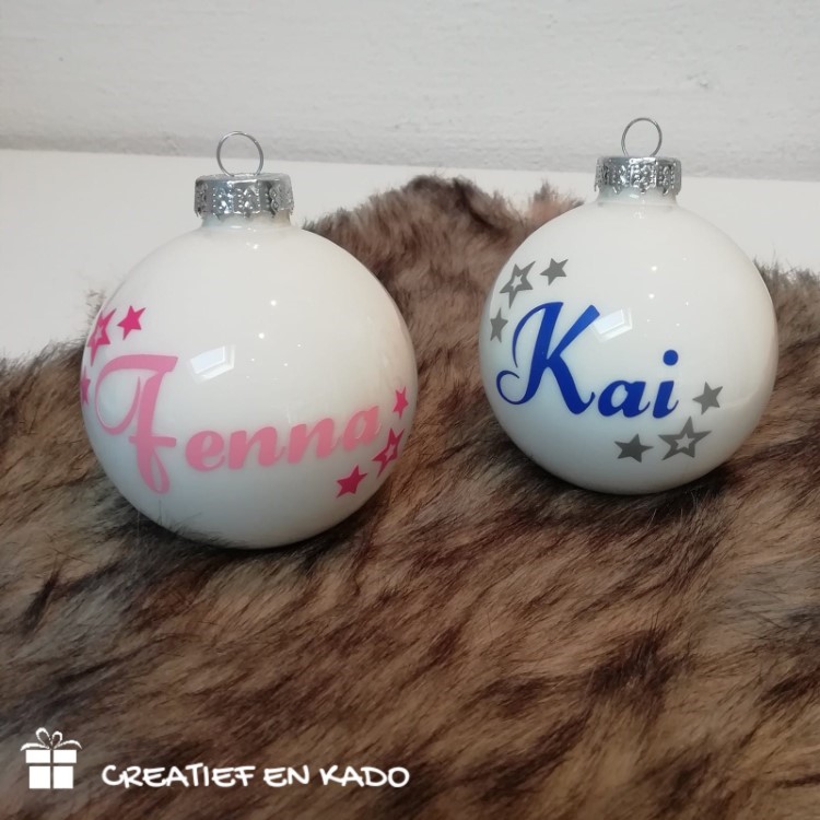 kerstbal met naam en sterretjes Isa