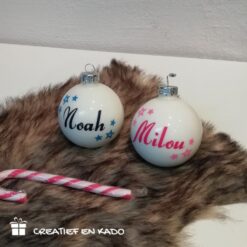 kerstbal wit met naam en sterretjes
