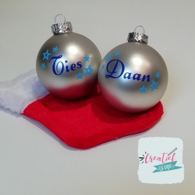 kerstbal zilver naam en kleine sterretjes