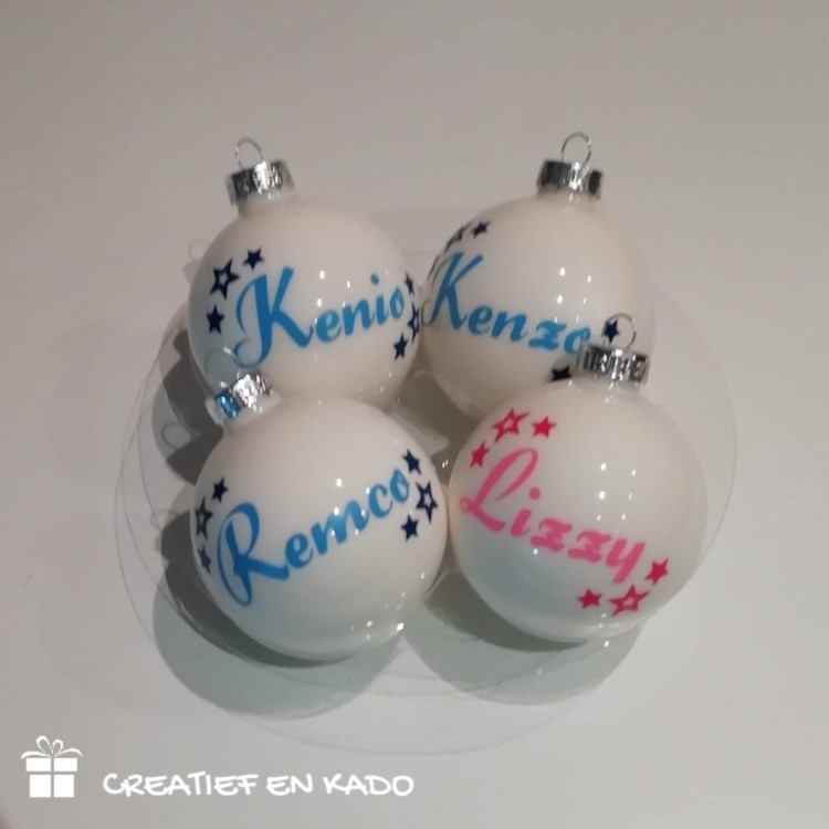 witter kerstbal met naam en sterretjes