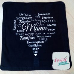 kussenhoes zwart met teksthart mama