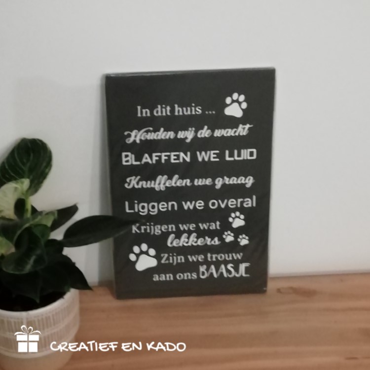 tekstbord in dit huis honden