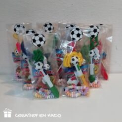 voetbal pen traktatie, trakteren, kant en klare traktatie, complete traktatie