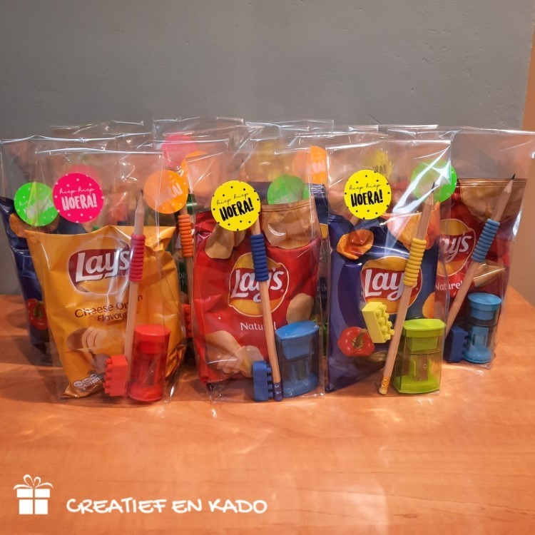 kleurrijke traktatie + chips zakje, complete traktatie, traktatie kant en klaar, trakteren, hiep hiep hoera kadosticker