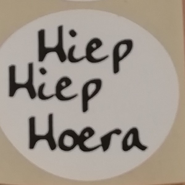 ronde sticker hiep hiep hoera, sluitzegel hoera