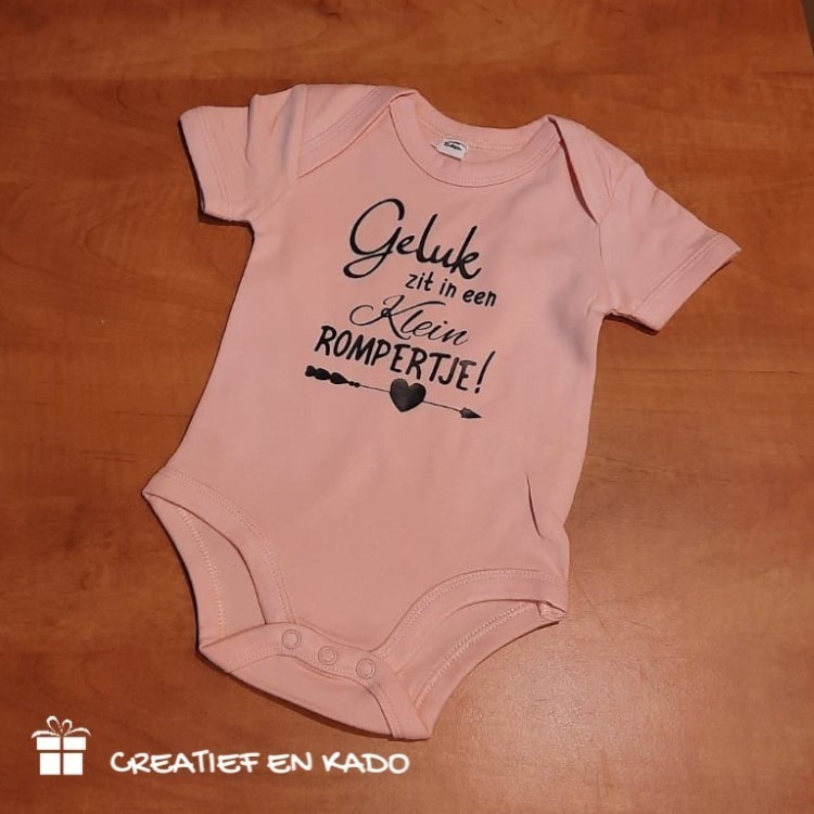 Geluk zit in een klein rompertje, romper camouflage, romper bedrukt, romper zwangerschap, cadeau babyshower