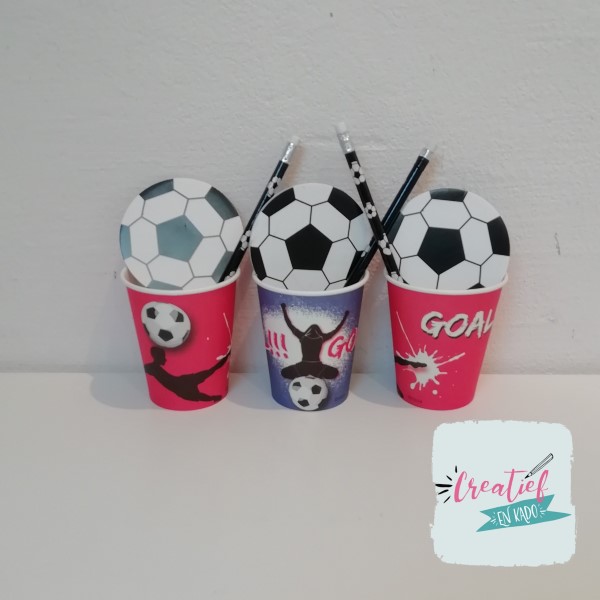 voetbal traktatie in goal beker, sport traktatie, complete traktatie