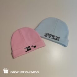 babymutsje met naam, babymutsje licht roze, babymutsje licht blauw, kraamcadeau met naam,