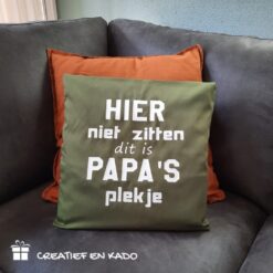 kussenhoe shier niet zitten, kussenhoes papa's plekje, kussenhoes zwart bedrukt