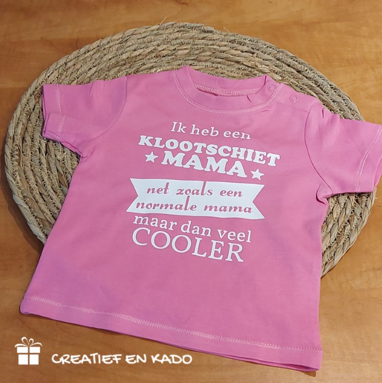 baby shirtje ik heb een klootschiet mama, shirtje klootschietmama, babyschirtje bedrukt, baby shirtje roze, ik heb een beroep mama maar dan veel cooler