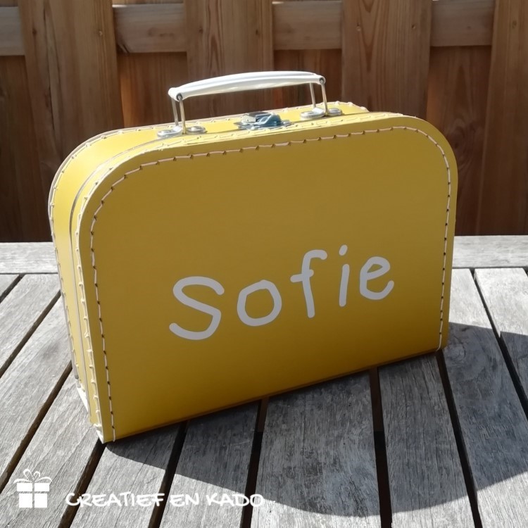kinderkoffertje met naam, geboorte koffertje met naam, koffertje oker geel, Sofie