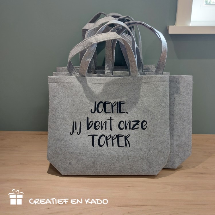 vilten shopper eigen tekst, Joepie jij bent onze topper, vilten tas bedrukt, vilten shopper grijs