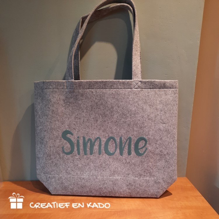 vilten shopper met naam, vilten shopper bedrukt, Simone, vilten shopper grijs, vilten tas bedrukt