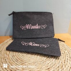 vilten toilettas met naam, vilten make-up tasje met naam, vilten etui antraciet