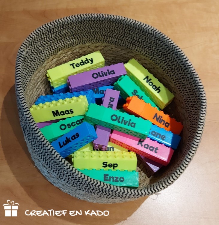 markeerstift bouwsteen met naam, naam traktatie, trakteren, lego traktatie, lego stiften