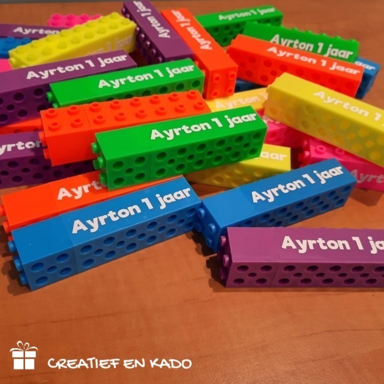 markeerstift bouwsteen met naam, naam traktatie, trakteren, lego traktatie, lego stiften