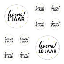 sluitsticker hoera ... jaar, ronde sticker verjaardag, hoera 1 jaar, hoera 2 jaar, hoera 3 jaar, hoera 4 jaar, hoera 5 jaar, hoera 6 jaar, hoera 7 jaar, hoera 8 jaar, hoera 9 jaar, hoera 10 jaar