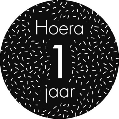 sluitsticker hoera 1 jaar zwart