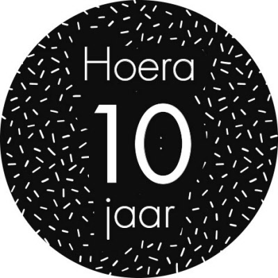 sluitsticker hoera 10 jaar zwart