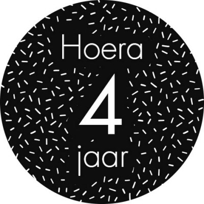 sluitsticker hoera 4 jaar zwart