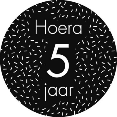 sluitsticker hoera 5 jaar zwart
