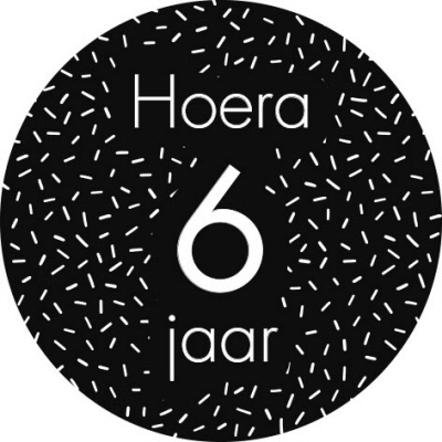 sluitsticker hoera 6 jaar zwart