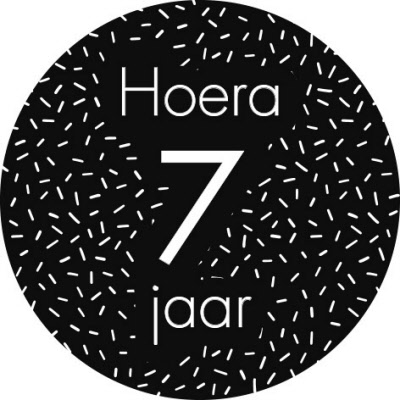 sluitsticker hoera 7 jaar zwart