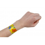 dino klaparmband om arm