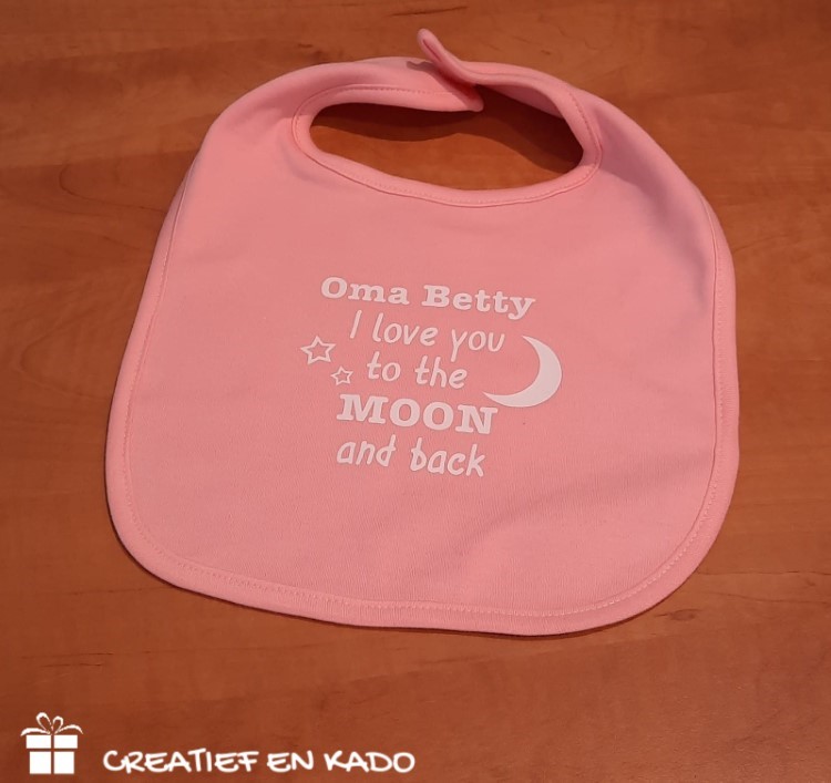 slabbetje i love you to the moon and back, slabbetje licht roze, slabbetje bedrukt, slabbetje oma