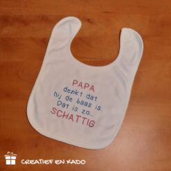 slabbetje papa baas, papa denkt dat hij de baas is. Dat is zo schattig, slabbetje bedrukt, slabbetje wit