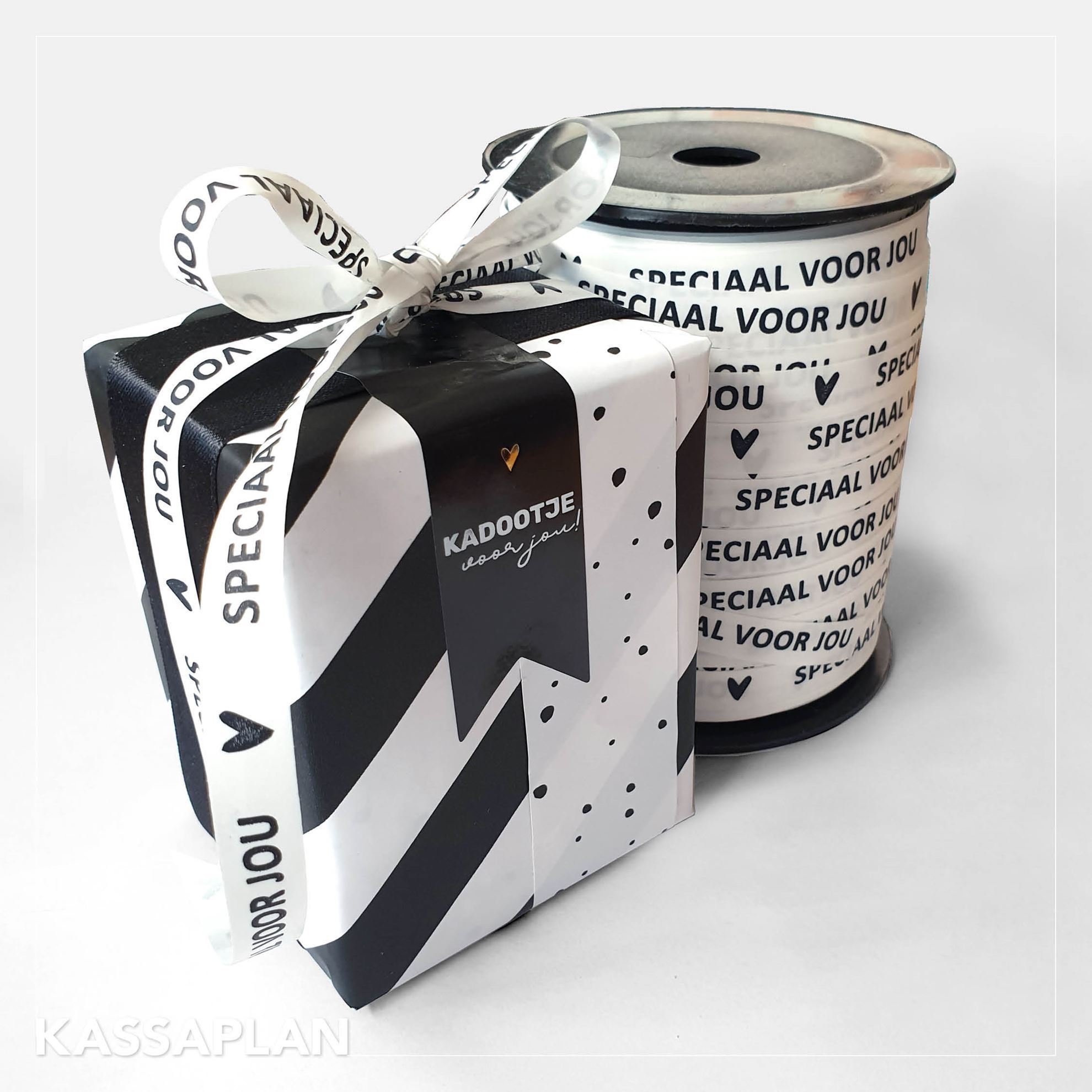 cadeau papier confetti day, inpakpapier confetti day, krulling zwart wit