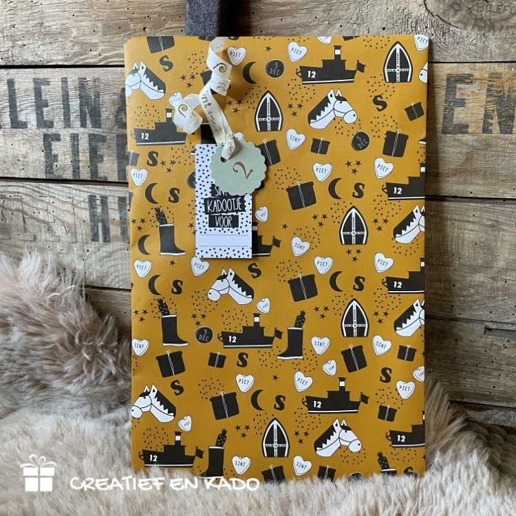 inpakpapier sint illustraties geel, inpakken Sinterklaas, inpakinspiratie