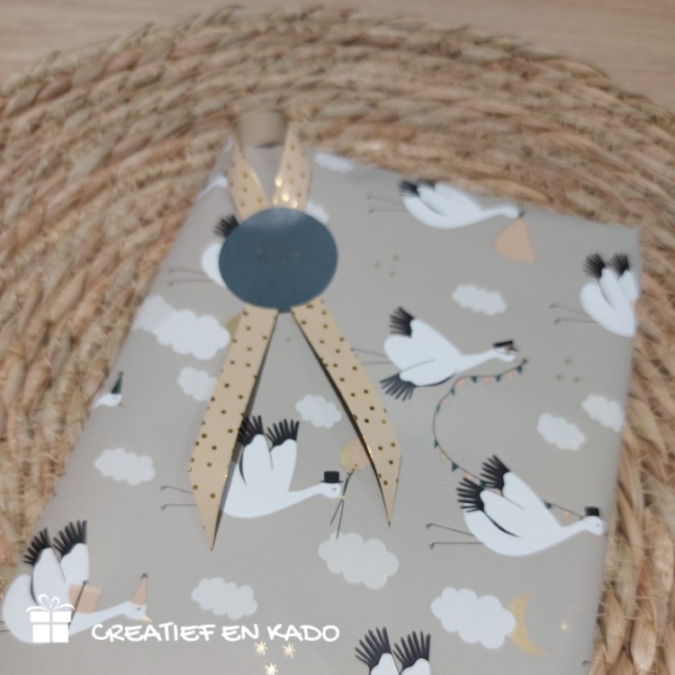 inpakpapier baby bird, inpakken baby, kadopapier kraamkado, inpakken, inpakinspiratie, kadosticker baby