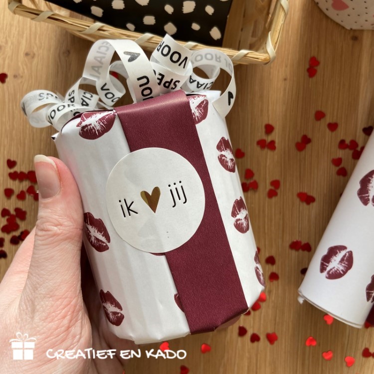 inpakpapier kiss me tender, kadopapier lippen, kadopapier liefde, inpakken, inpakinspiratie, kadolint speciaal voor jou