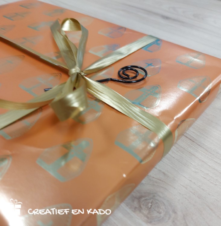 inpakpapier sint mijter, kadopapier Sinterklaas, inpakken, inpakinspiratie, sinterklaas stafje