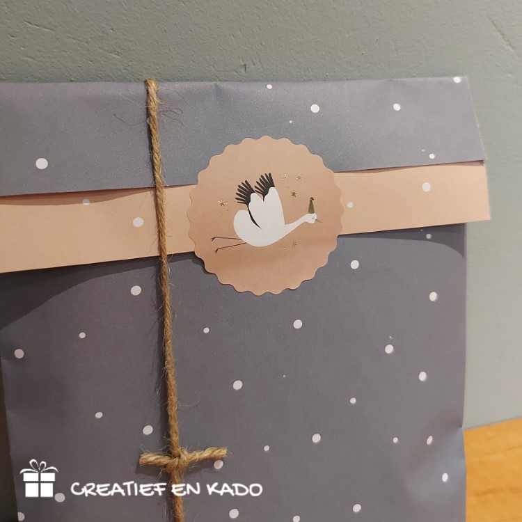 kadozakje little dots, kadozakje baby, inpakken, kadosticker baby bird, inpakinspiratie