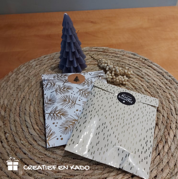 kadozakje pine gold, inpakken kerstmis, kadozakje kerst, kadosticker kerstmis, inpakinspiratie