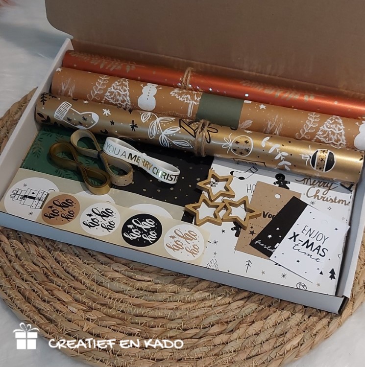 inpakset kerst goud, kerstcadeautjes inpakken ,cadeaupapier kerst
