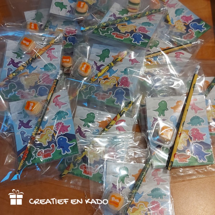 dino stickervel traktatie, dino traktatie, trakteren, traktatie jongens, traktatie idee, complete traktatie
