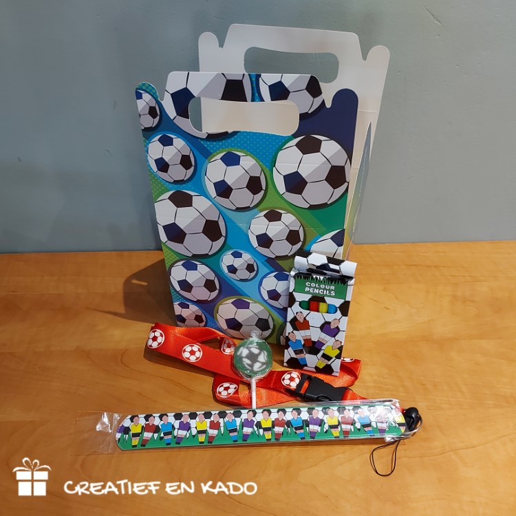 voetbal keycord box traktatie, voetbal traktatie, traktatie jongens, traktatie meisjes